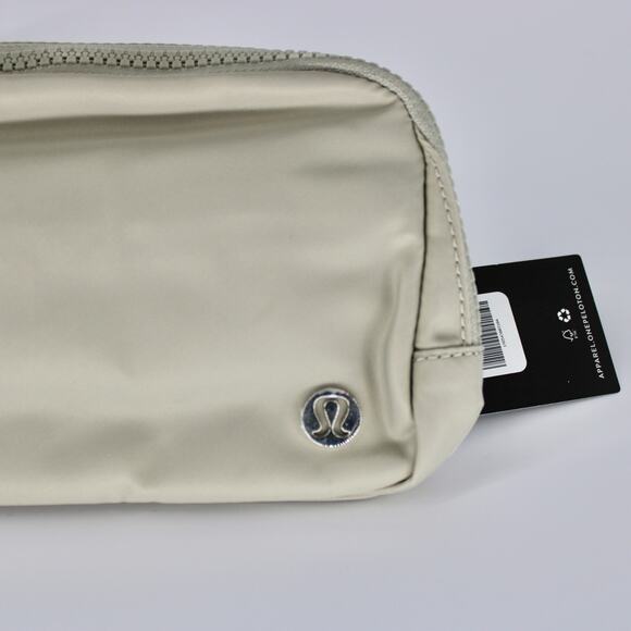 Lululemon Everywhere Belt Bag 1L in Raw Linen NEW - Picture 5 of 5